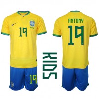 Camisa de Futebol Brasil Antony #19 Equipamento Principal Infantil Mundo 2022 Manga Curta (+ Calças curtas)
